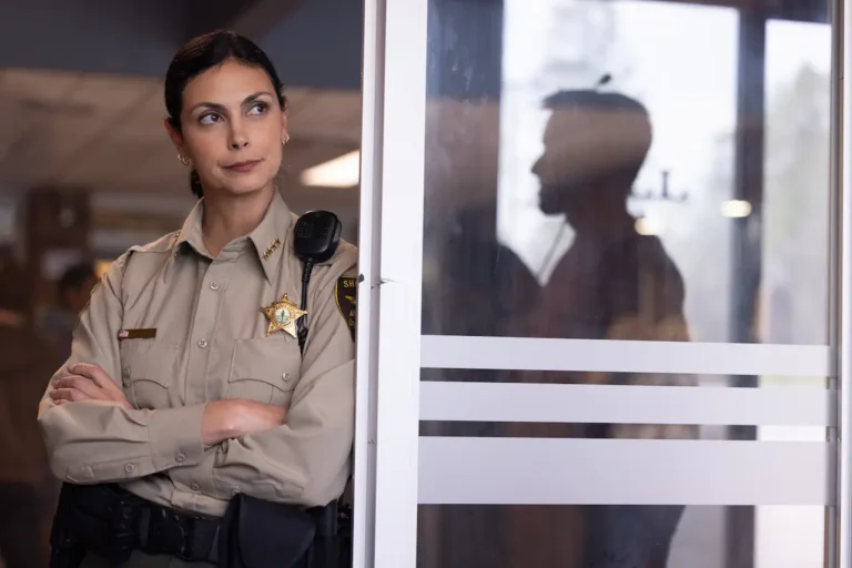 Sheriff Country 2 riunisce due star di Gotham, ma il nuovo sceriffo arriva con un segreto
