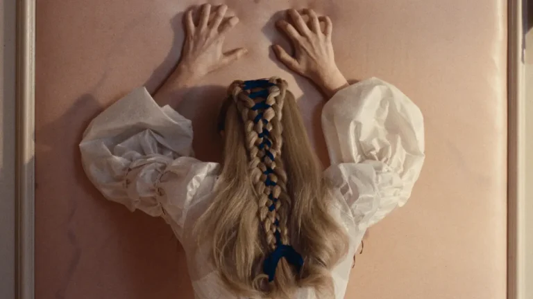 La pelle di Margot Robbie &egrave; stata fotografata per diventare la carta da parati di Cathy in &ldquo;Cime tempestose&rdquo;