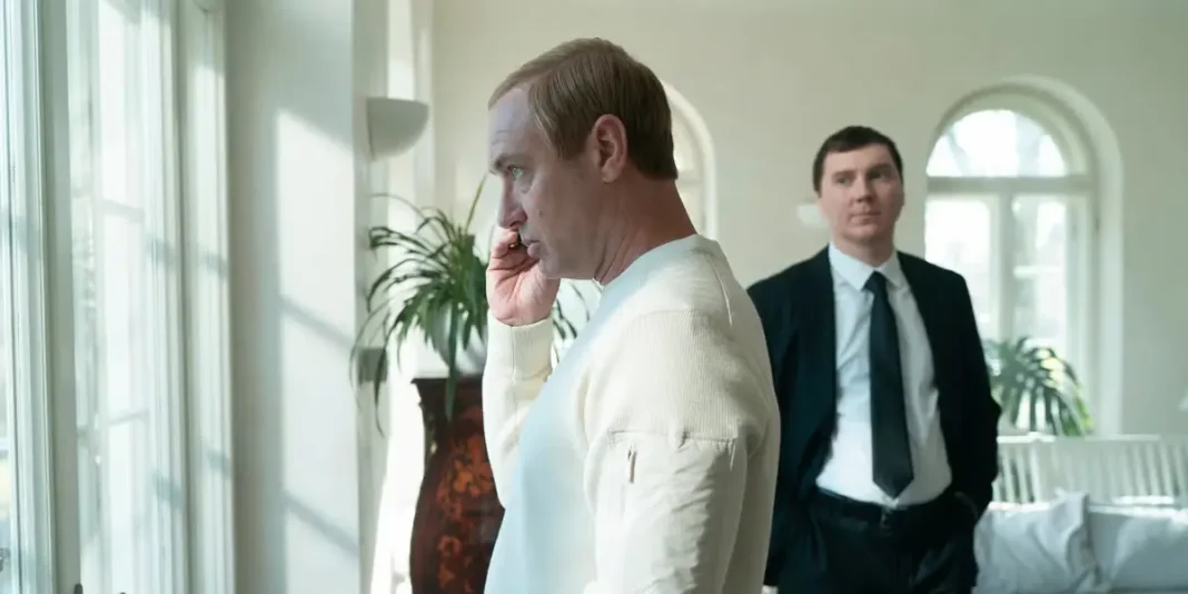 Jude Law in Il mago del Cremlino - Le origini di Putin