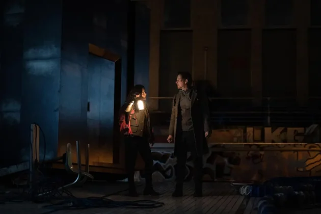 Alice Braga e Jimmi Simpson in Dark Matter (2024)