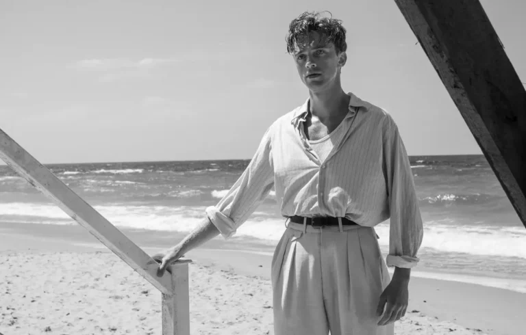 Fran&ccedil;ois Ozon racconta il suo Lo Straniero, tra adattamento di Camus e modernit&agrave; di Meursault