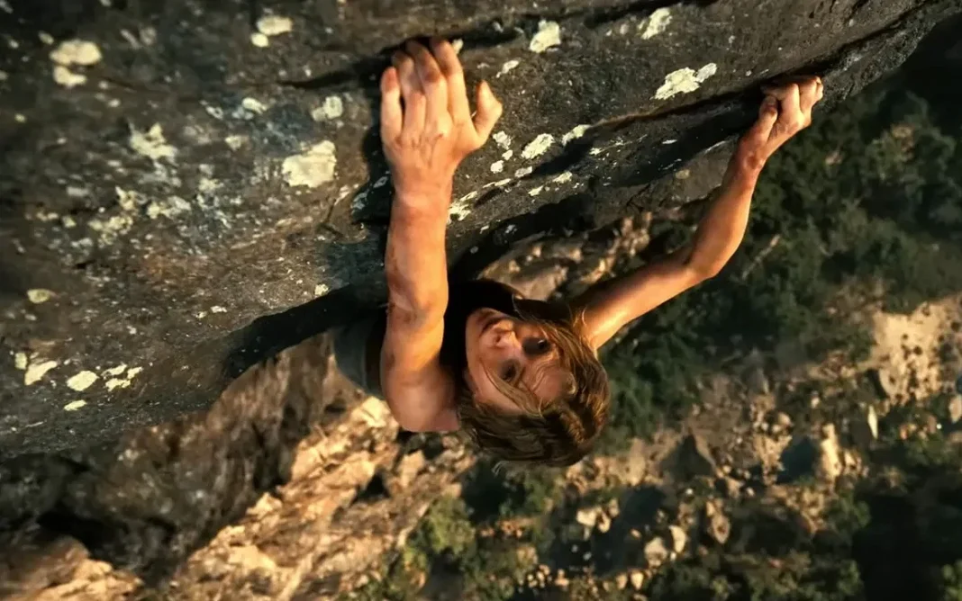 Charlize Theron scala la montagna in Apex
