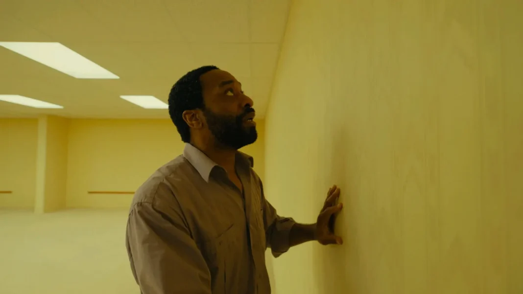 Chiwetel Ejiofor nel film Backrooms Chiwetel Ejiofor nel film Backrooms