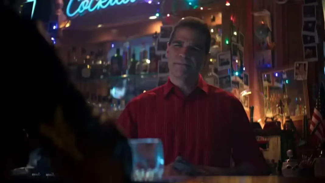 Ed Boon serve da bere a Johnny Cage in Mortal Kombat II