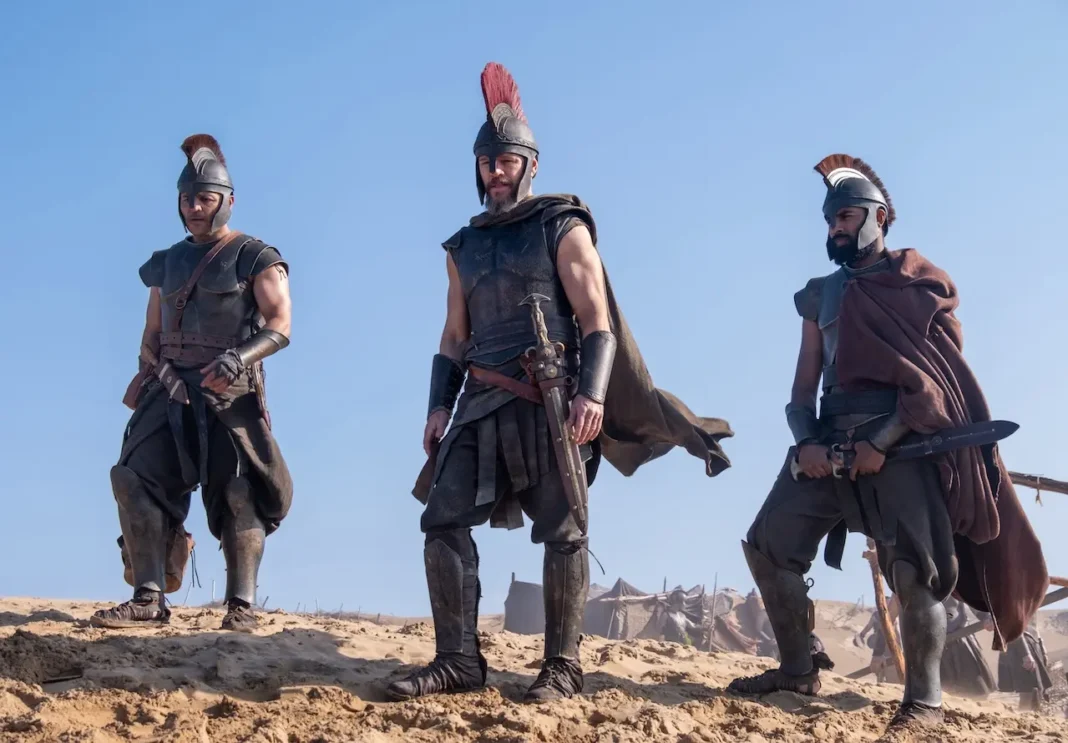 Jimmy Gonzales, Matt Damon e Himesh Patel in Odissea (THE ODYSSEY)