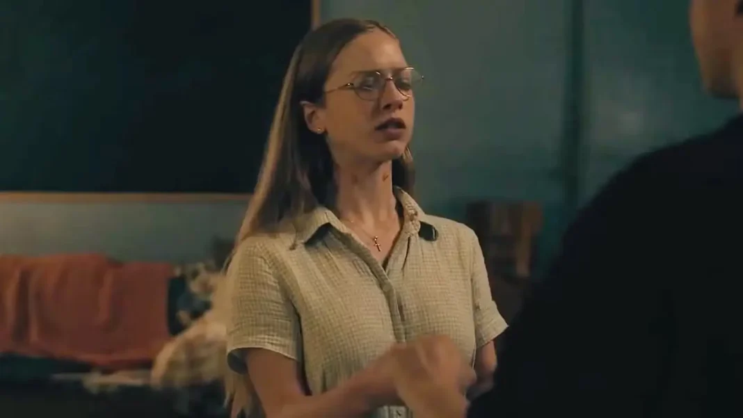 Julia Doyle come Sophia in From - stagione 4, episodio 3 Julia Doyle come Sophia in From - stagione 4, episodio 3