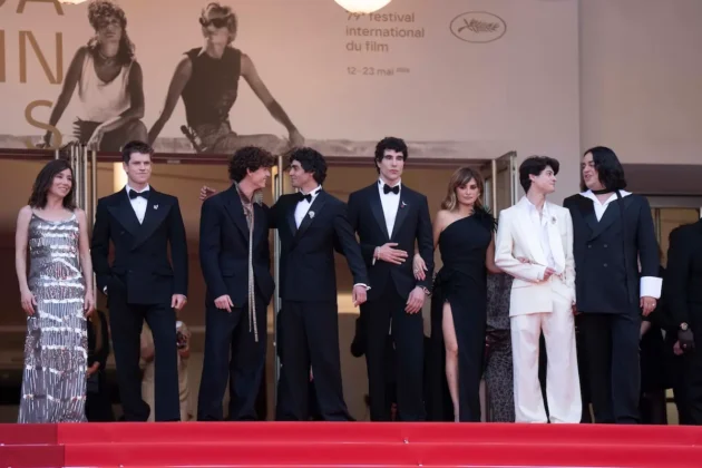 Lola Dueñas, Miguel Bernardeau, Guitarricadelafuente, Javier Ambrossi, Javier Calvó, Penélope Cruz, Milo Quifes e Carlos González al Festival di Cannes 2026