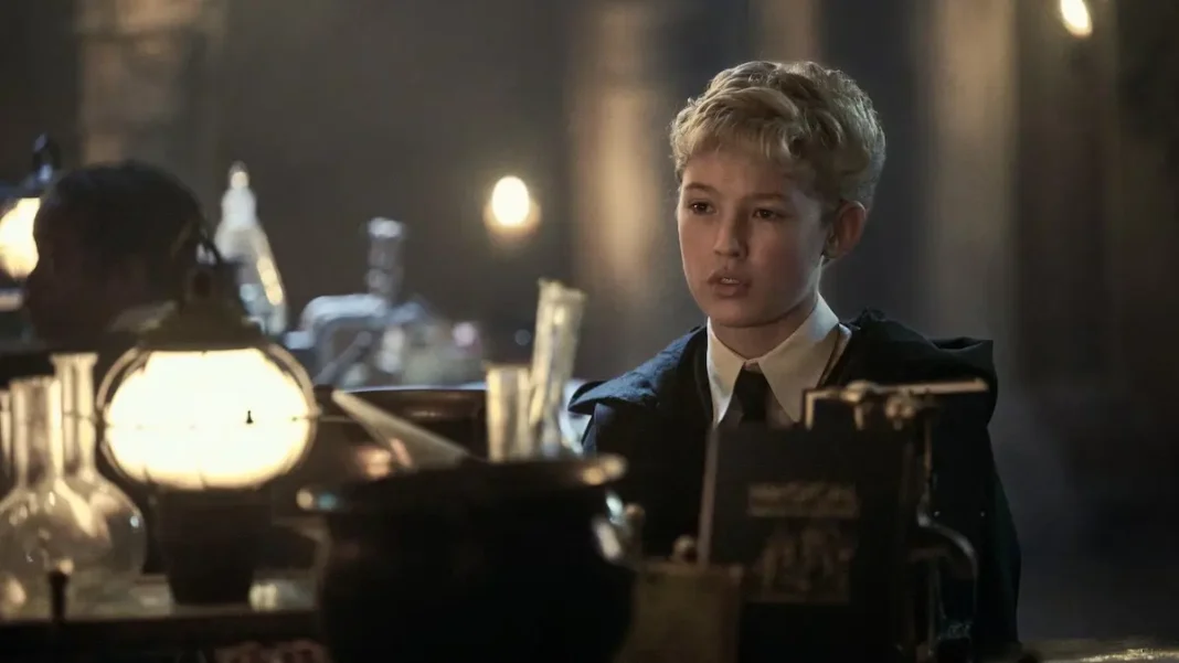 Lox Pratt come Draco Malfoy nella serie Harry Potter Lox Pratt come Draco Malfoy nella serie Harry Potter