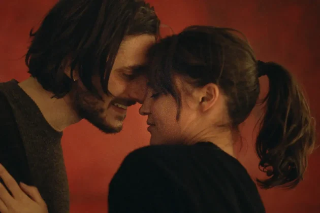 Luca Marinelli e Alicia Vikander in The Echo Chamber (2026)