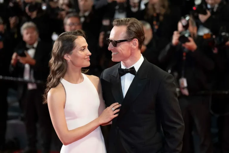 Michael Fassbender e Alicia Vikander incantano il tappeto rosso di Cannes 79
