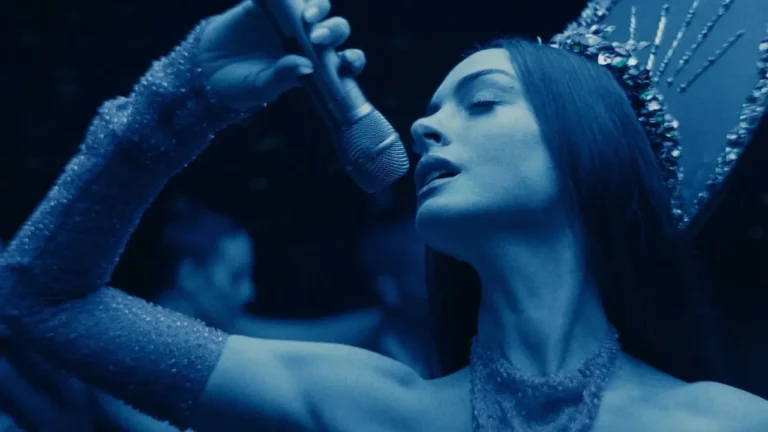 Mother Mary: la spiegazione del finale del film con Anne Hathaway