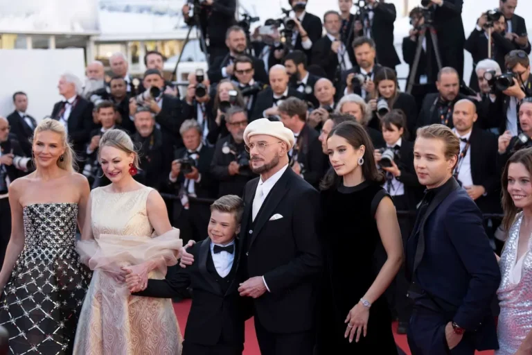 John Travolta: il red carpet d&rsquo;onore a Cannes 79