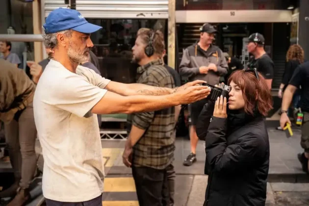 Jenna Ortega e Taika Waititi in Klara and the Sun