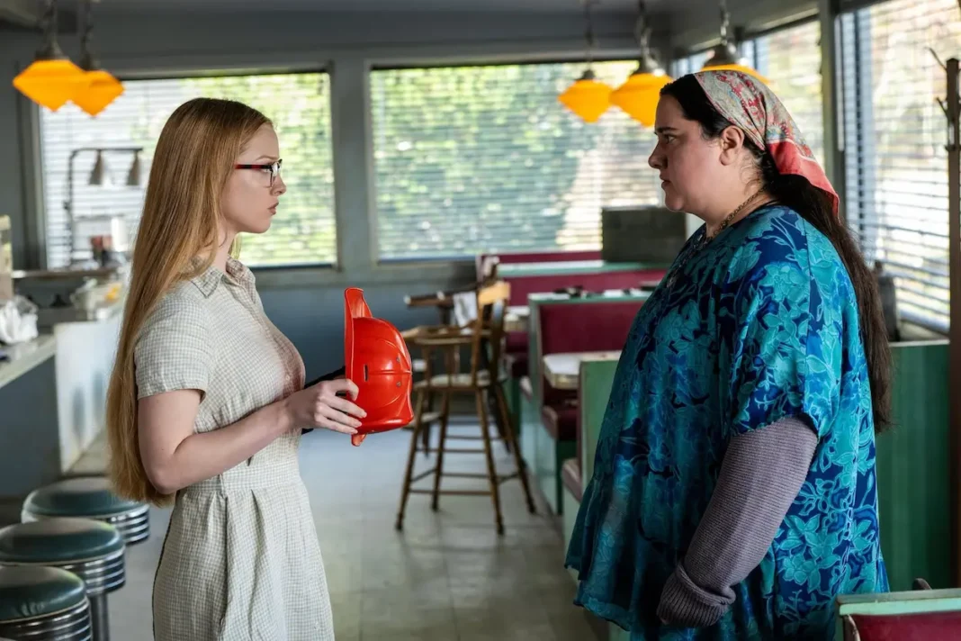 Katerina Bakolias e Julia Doyle in From - Stagione 4