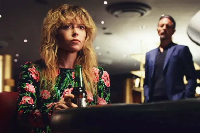 Poker Face – Stagione 1, spiegazione del finale: chi ha ucciso Sterling Frost e perché Charlie è costretta a fuggire ancora Poker Face – Stagione 1, spiegazione del finale: chi ha ucciso Sterling Frost e perché Charlie è costretta a fuggire ancora