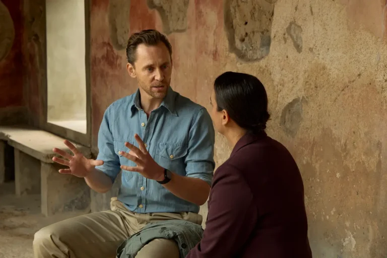 Tom Hiddleston torna indietro nel tempo nel trailer di Pompei: Fuori dal tempo, il nuovo docudrama Disney+