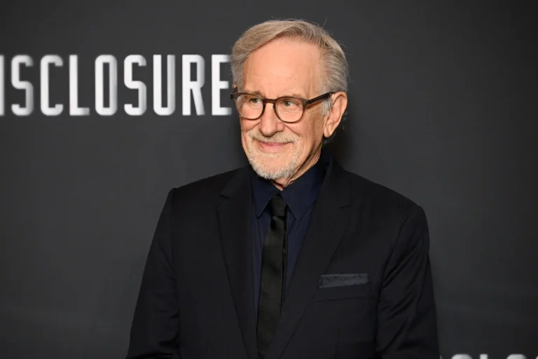 Steven Spielberg ricorda Sam Neill: &ldquo;La nostra famiglia di Jurassic non lo dimenticher&agrave; mai&rdquo;