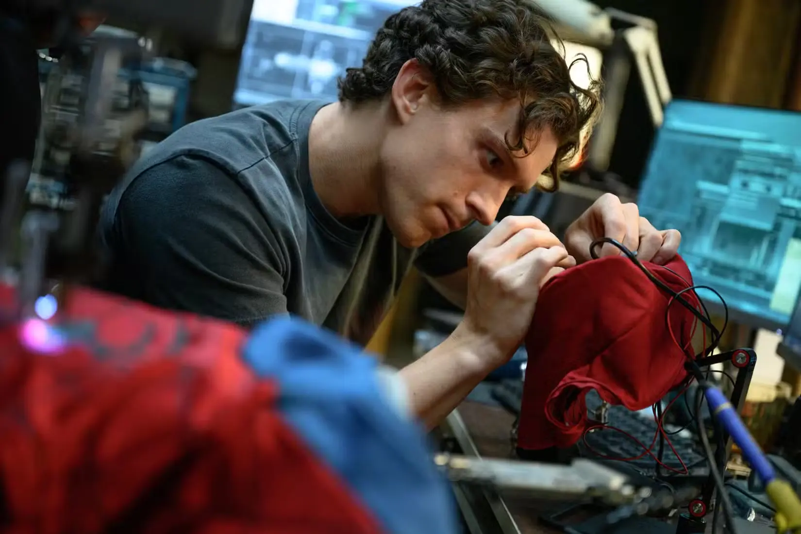 Tom Holland come Peter Parker lavora al suo costume in spider-man-brand-new-day