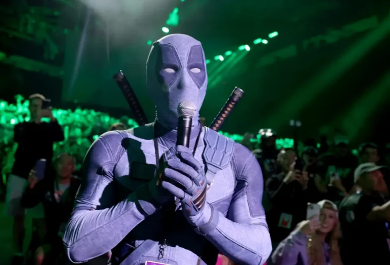 Deadpool in costume grigio fa la sua comparsa durante il panel di Doomsday