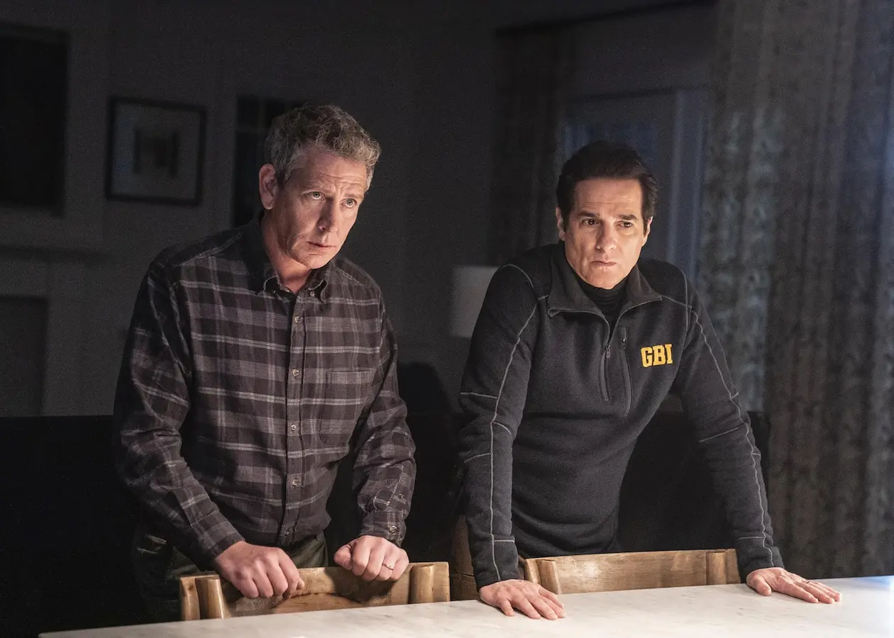 Ben Mendelsohn e Yul Vazquez in The Outsider (2020)