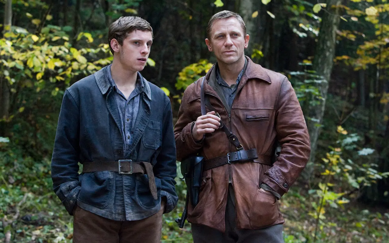 Jamie Bell e Daniel Craig in Defiance - I giorni del coraggio