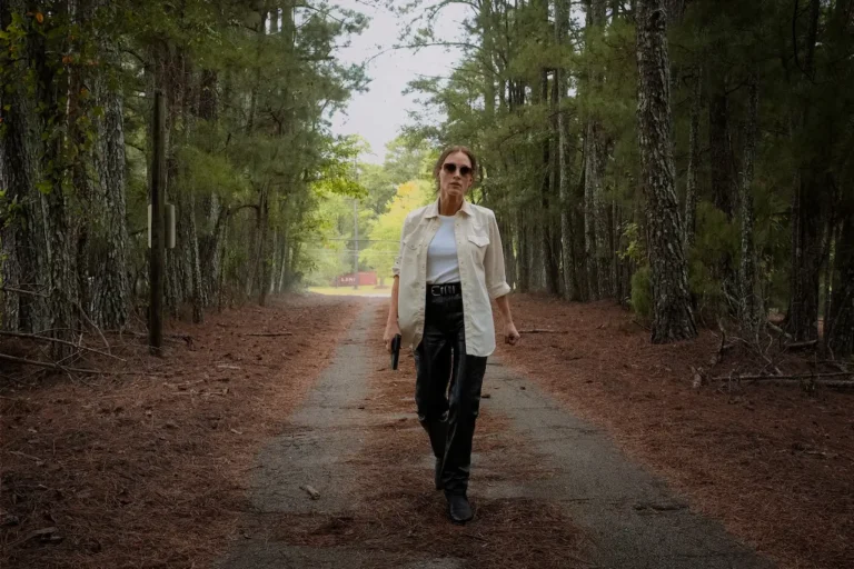 Heartland porta Jessica Chastain su Netflix: le prime immagini anticipano un mystery thriller oscuro e musicale Heartland porta Jessica Chastain su Netflix: le prime immagini anticipano un mystery thriller oscuro e musicale