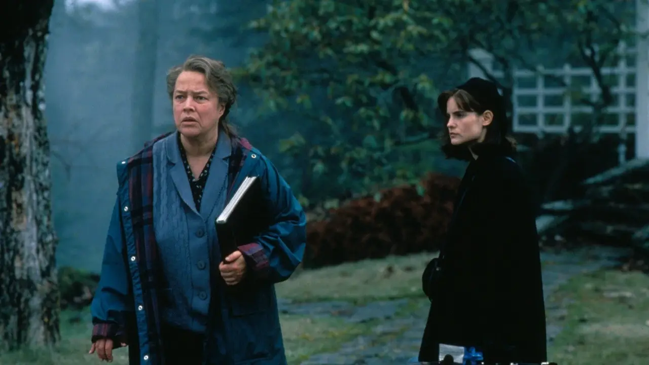 Kathy Bates e Jennifer Jason Leigh in L'ultima eclissi