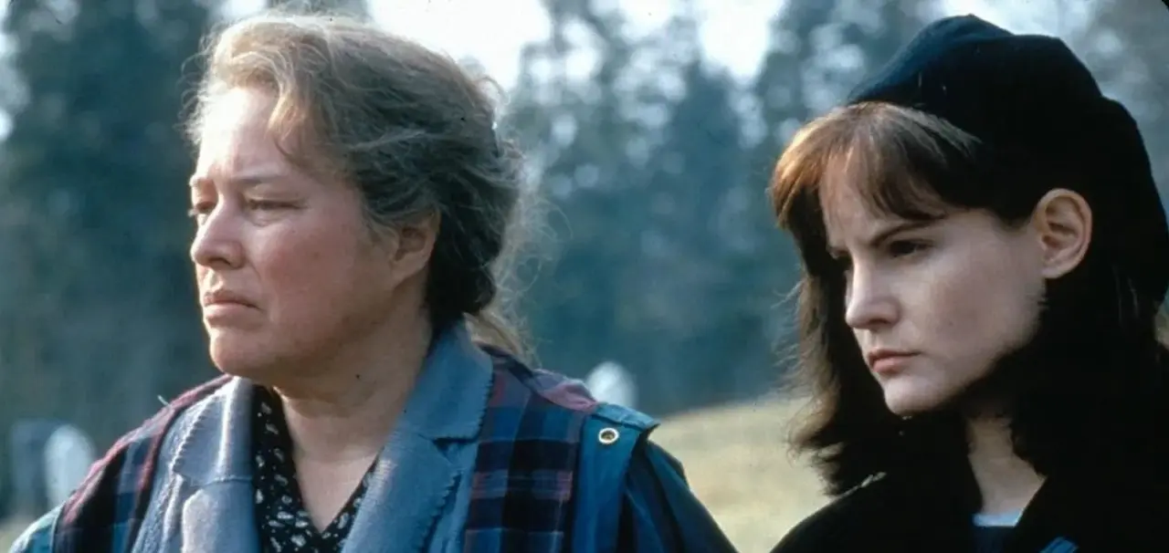 Kathy Bates e Jennifer Jason Leigh nel film L'ultima eclissi