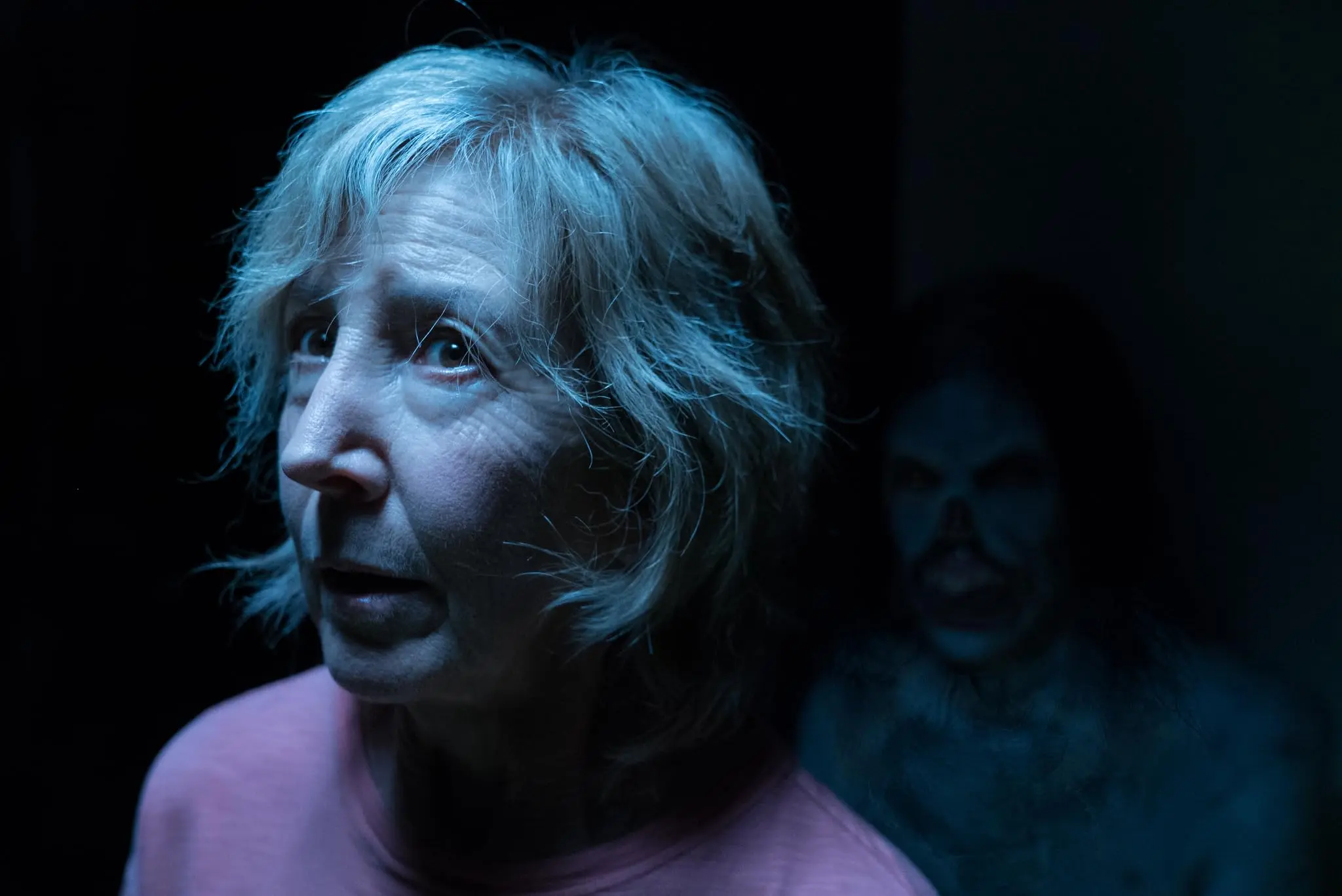 Lin Shaye e Javier Botet in *Insidious: L'ultima chiave* (2018)