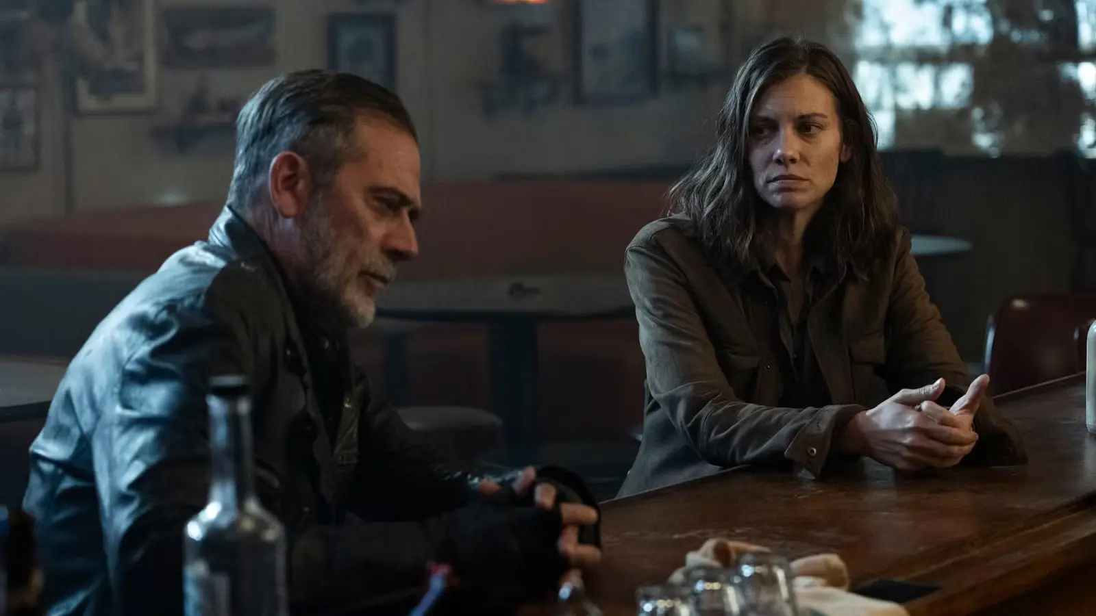 Negan e Maggie in un bar in Dead City 3
