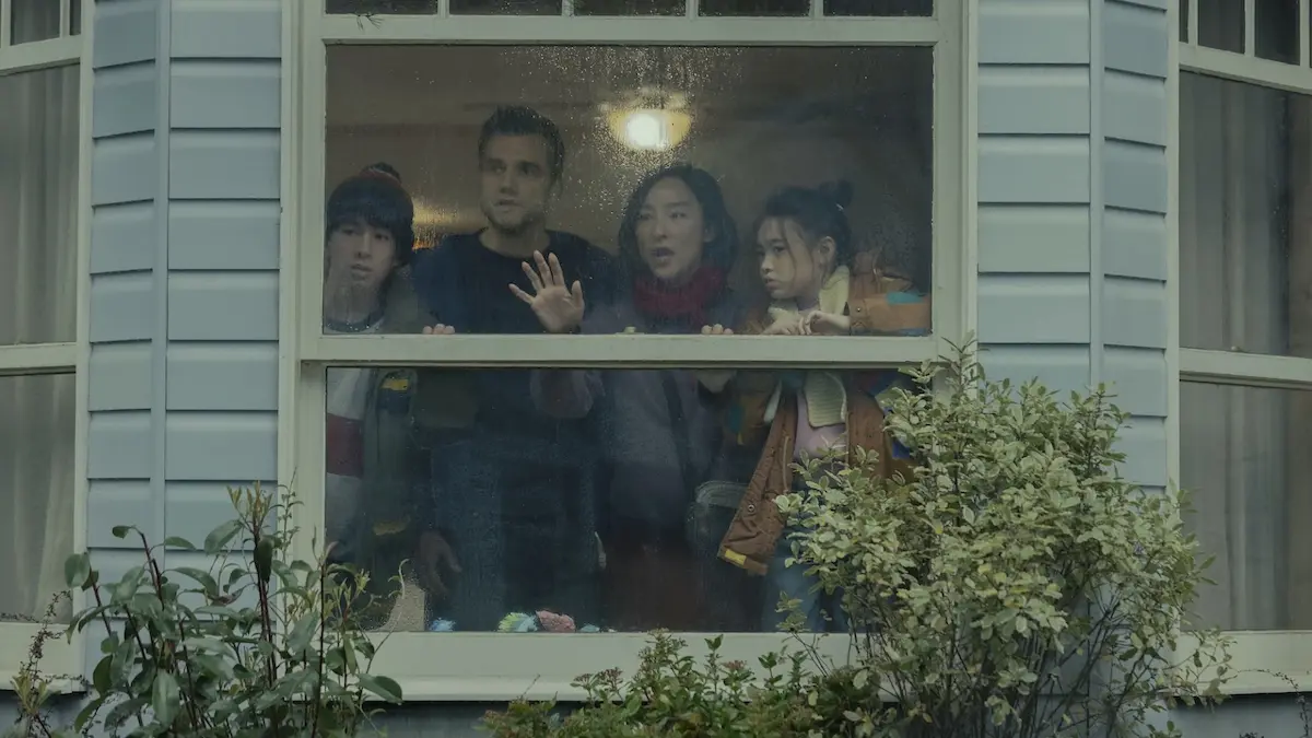 Noah Alexander Sosnowski, Wagner Moura, Greta Lee e Riley Chung in The Last House