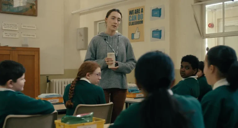 Bad Apples, il trailer della dark comedy con Saoirse Ronan trasforma il sogno di un&rsquo;insegnante in un incubo
