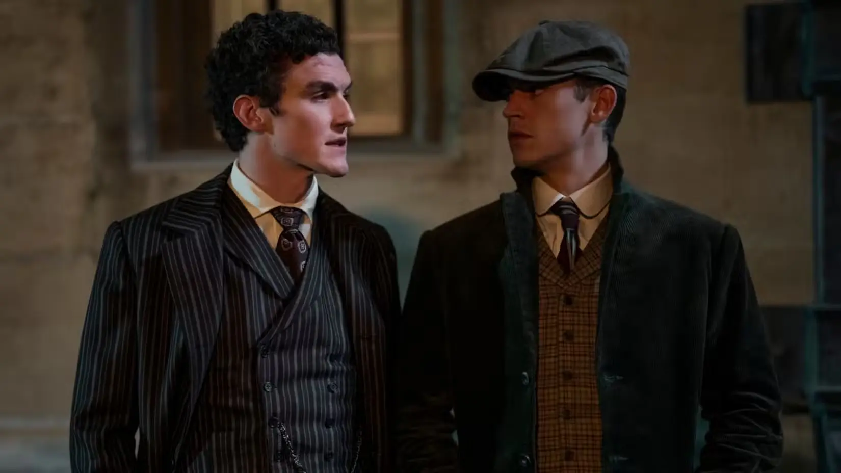 Hero Fiennes Tiffin come Sherlock Holmes e Do Nal Finn come Moriart in young sherlock