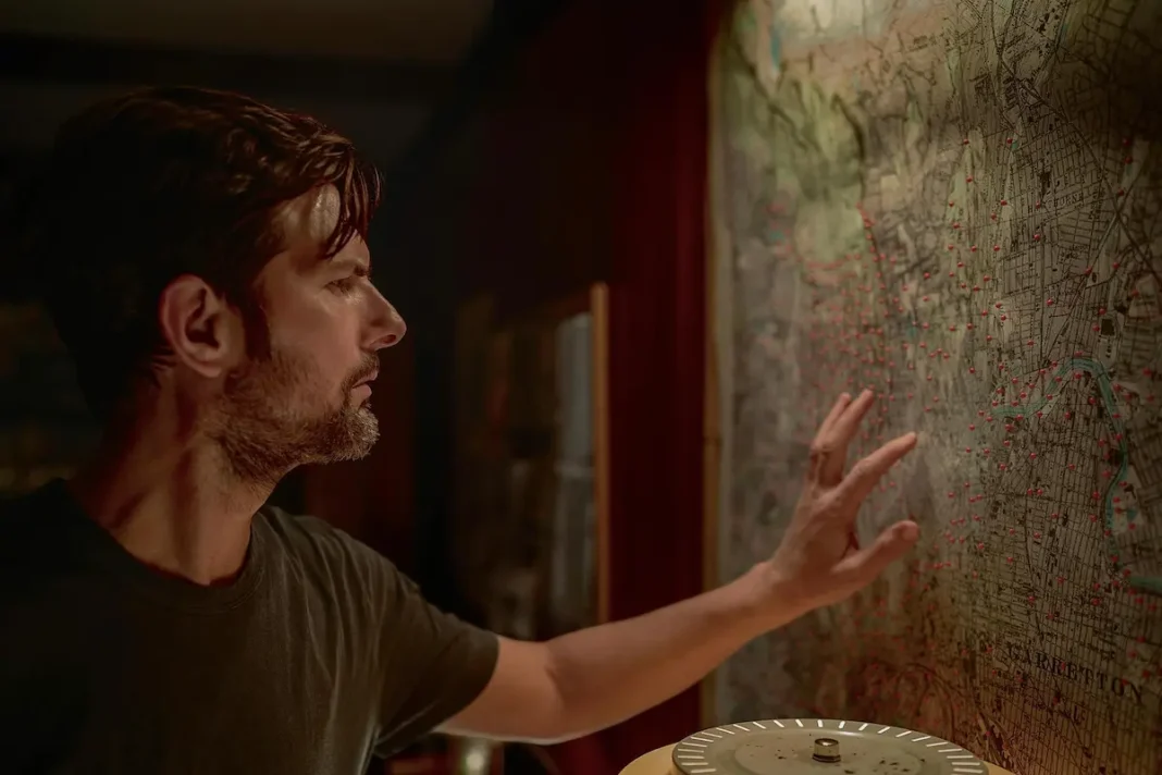 Adam Scott in L'uomo dei sussurri (2026)