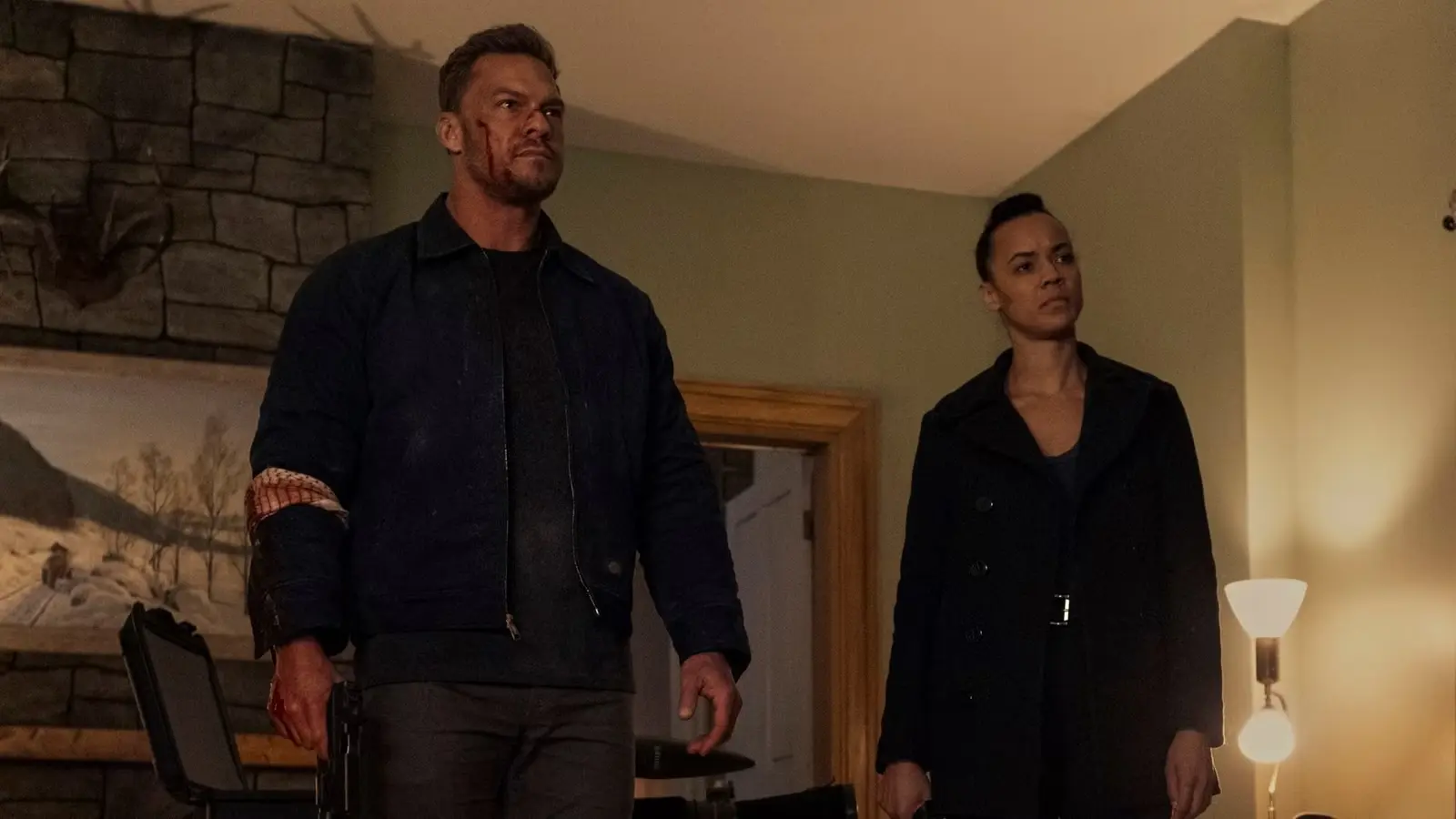 Alan Ritchson come Reacher e Maria Sten come Neagley In Reacher
