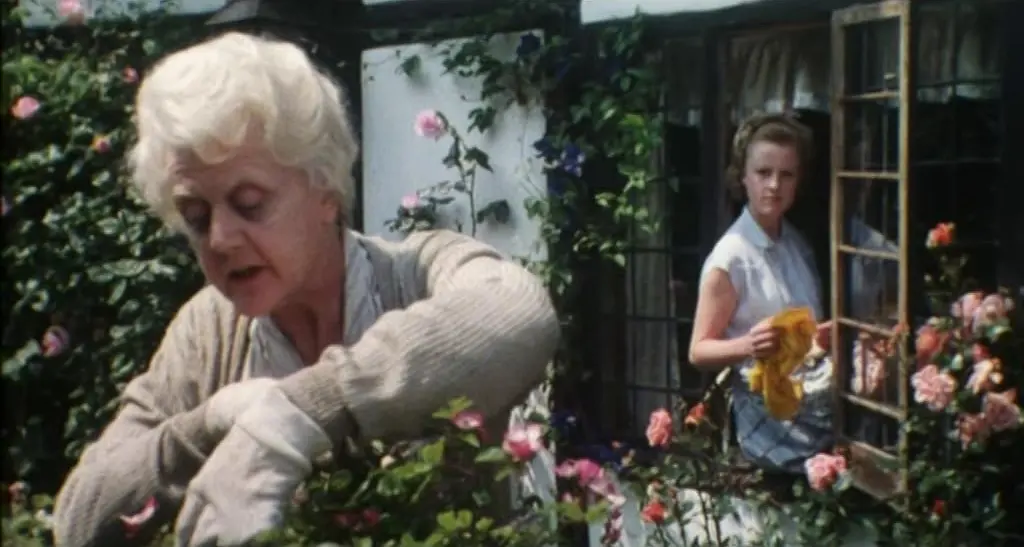 Angela Lansbury e Wendy Morgan in Assassinio allo specchio (1980)