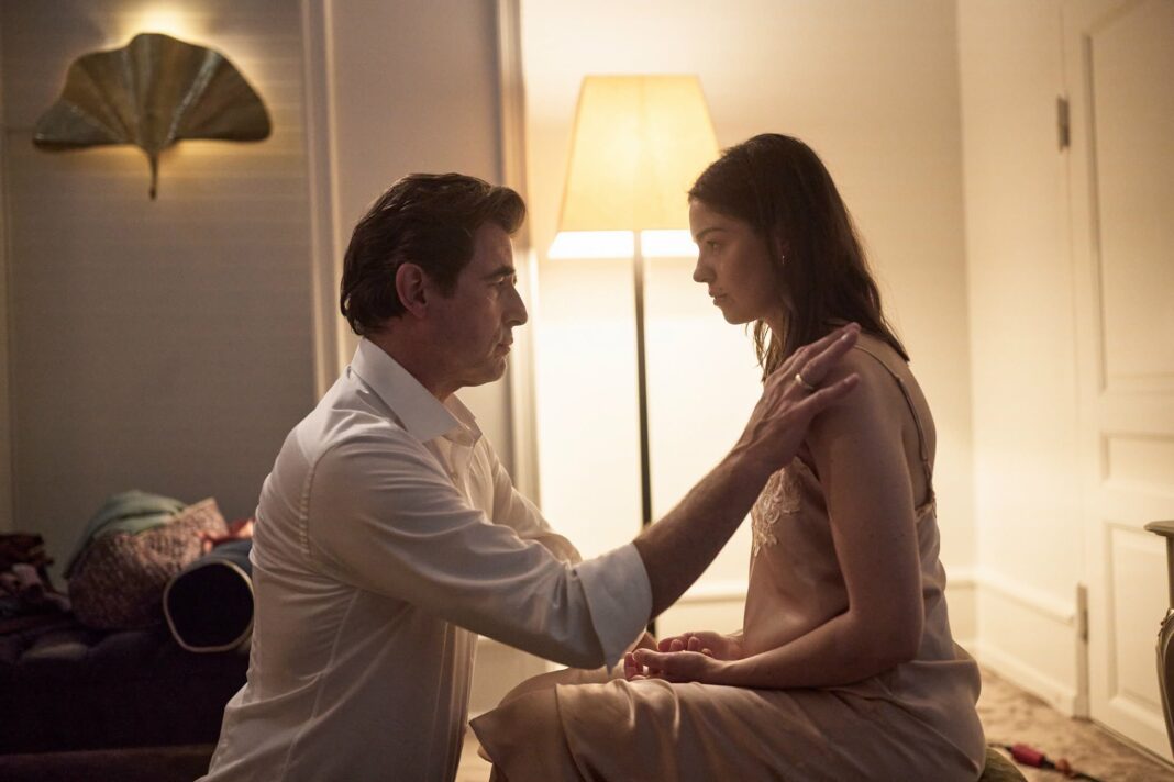 Claes Bang and Natalie Wolfsberg Madueño in La donna senza passato (2026) Claes Bang and Natalie Wolfsberg Madueño in La donna senza passato (2026)