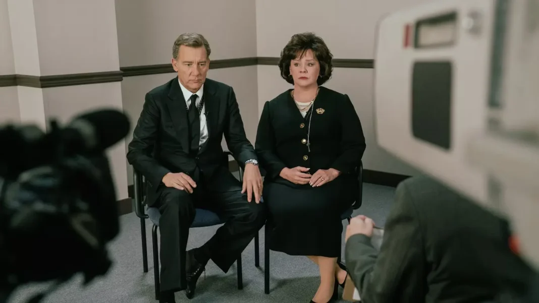Clive Owen e Melissa Mccarthy in L'omicidio di JonBenét Ramsey Clive Owen e Melissa Mccarthy in L'omicidio di JonBenét Ramsey