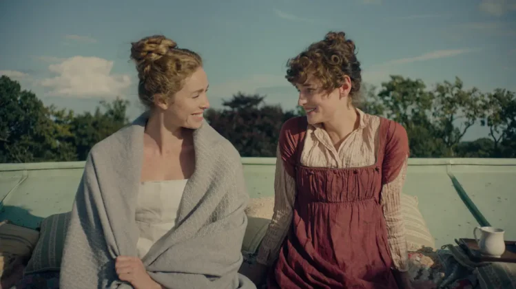 Freya Mavor, Emma Corrin in Orgoglio e Pregiudizio Netflix