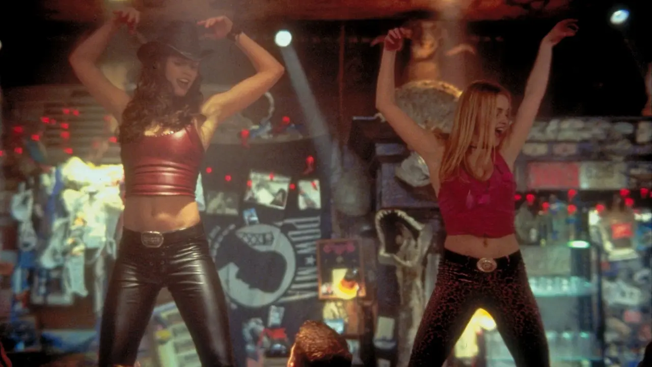 Izabella Miko e Bridget Moynahan in Le ragazze del Coyote Ugly