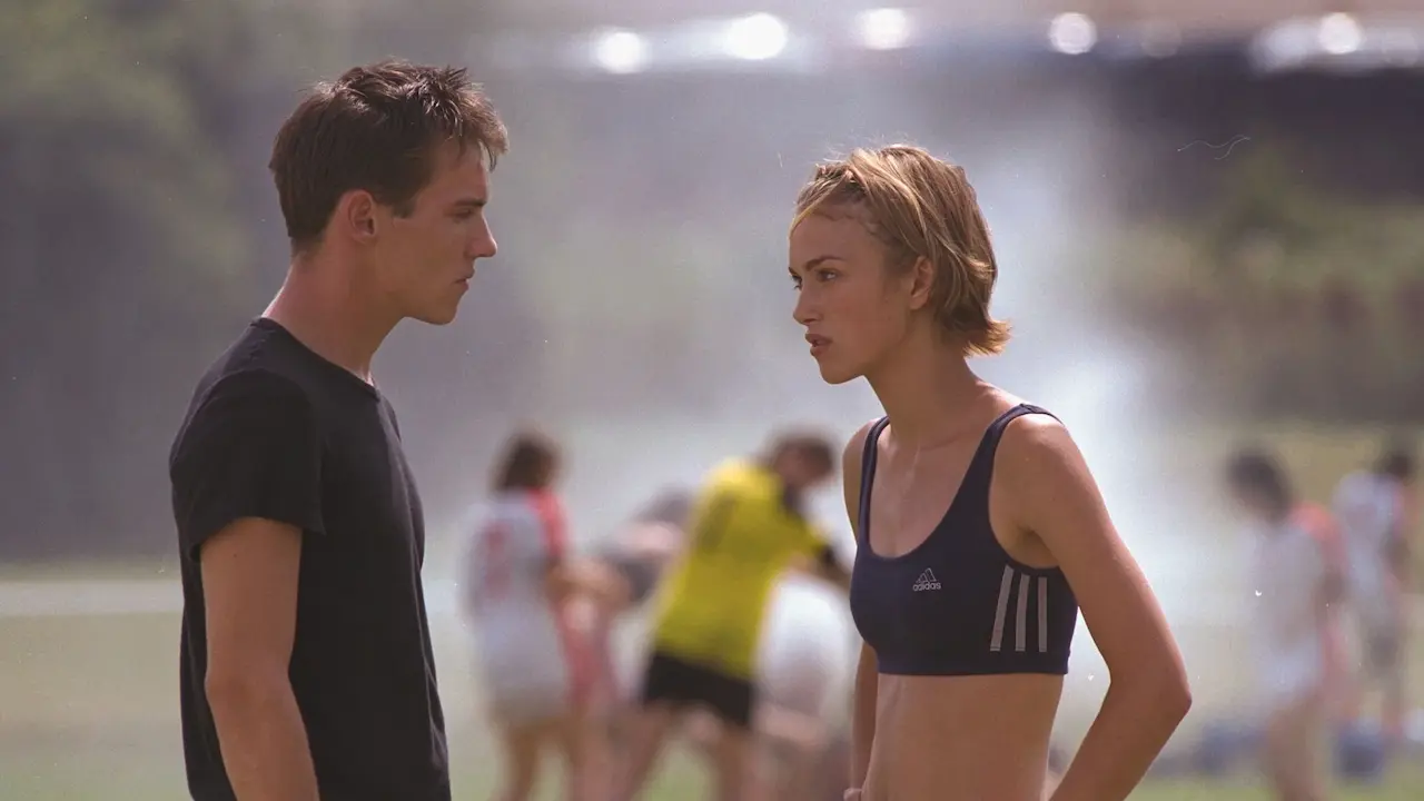 Jonathan Rhys Meyers e Keira Knightley in Sognando Beckham