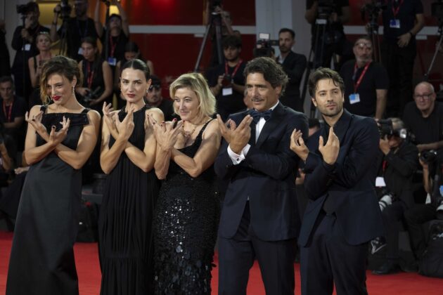 Il cast de L'Estranea
