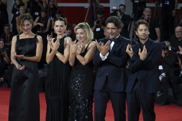 Il cast de L'Estranea