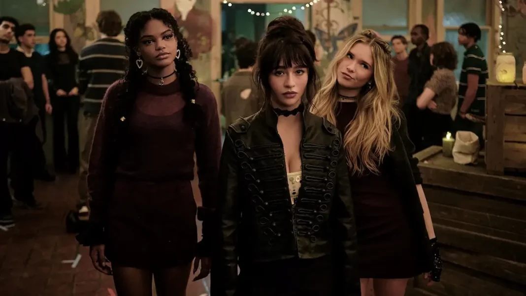 Malina Weissman Tiffani Thiessen e Malachi Barton in Coven Academy Malina Weissman Tiffani Thiessen e Malachi Barton in Coven Academy