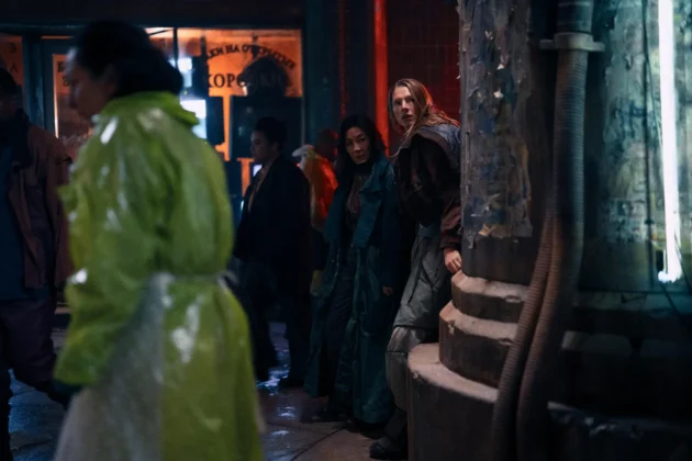 Michelle Yeoh e Hunter Schafer in Blade Runner 2099