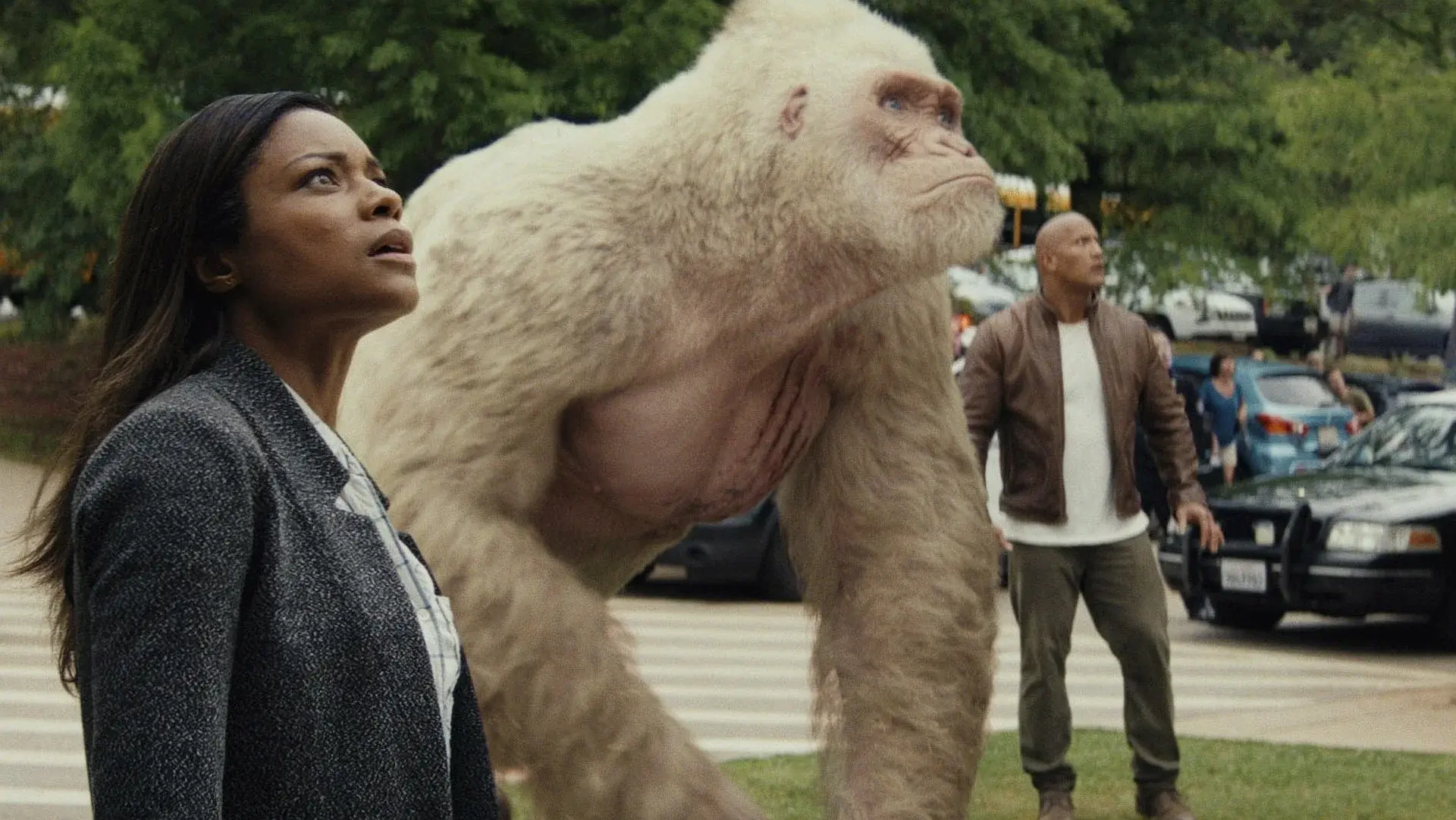 Naomi Harris e Dwayne Johnson in Rampage - Furia animale