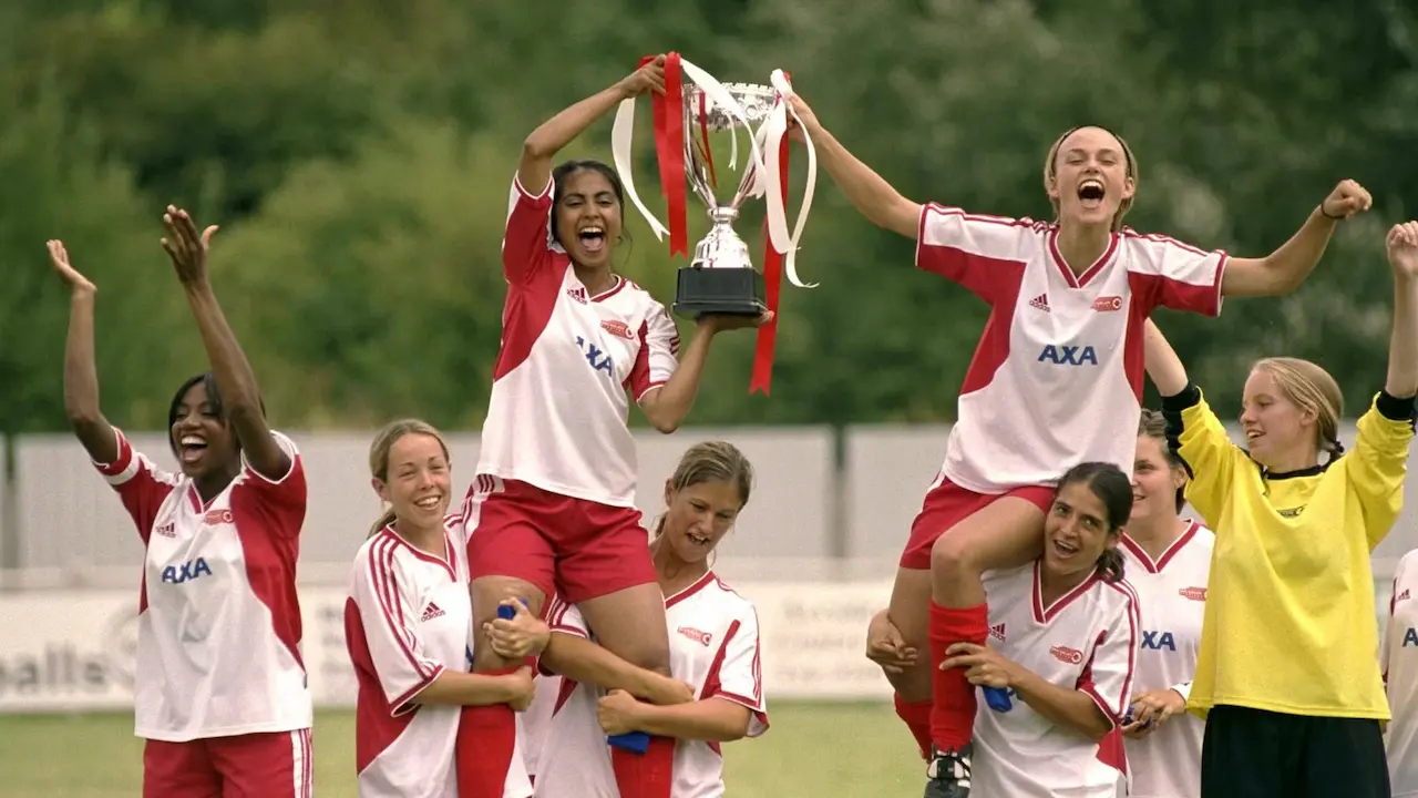 Parminder Nagra e Keira Knightley in Sognando Beckham