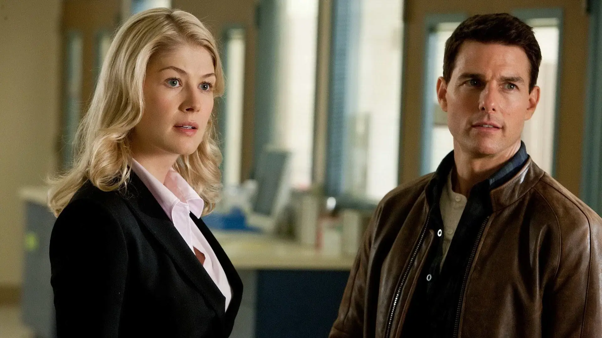 Rosamund Pike e Tom Cruise in Jack Reacher - La prova decisiva