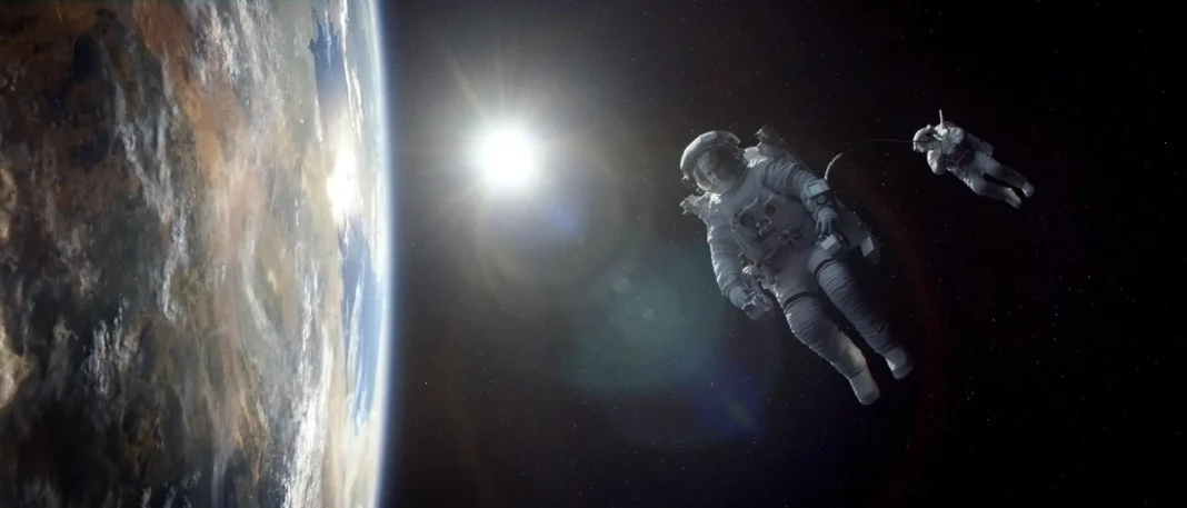 Sandra Bullock e George Clooney in Gravity (2013) Sandra Bullock e George Clooney in Gravity (2013)
