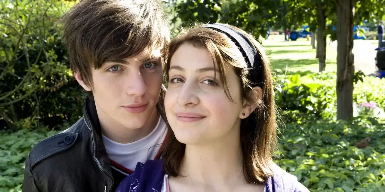 Angus, Thongs and Full-Frontal Snogging